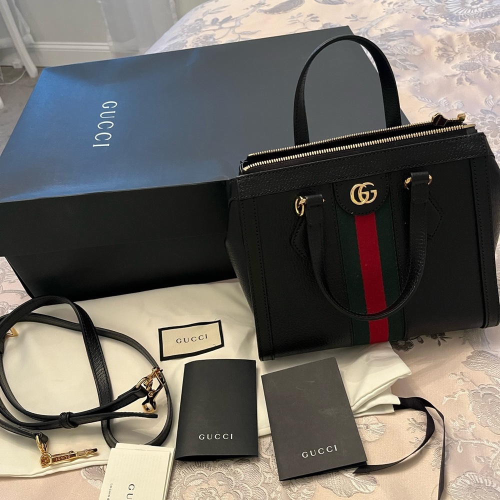 Authentic GUCCI Leather Shoulder Bag brand new never been used